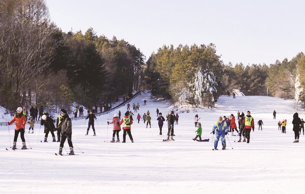 春节假期,来自各地的游客在净月潭滑雪场体验滑雪的乐趣.